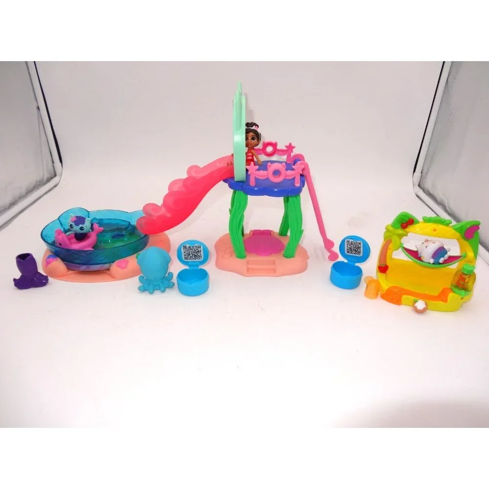 Gabby’s Dollhouse Purr-ific Pool Gabby's Dollhouse Cakey’s Fruit Smoothie Balcon